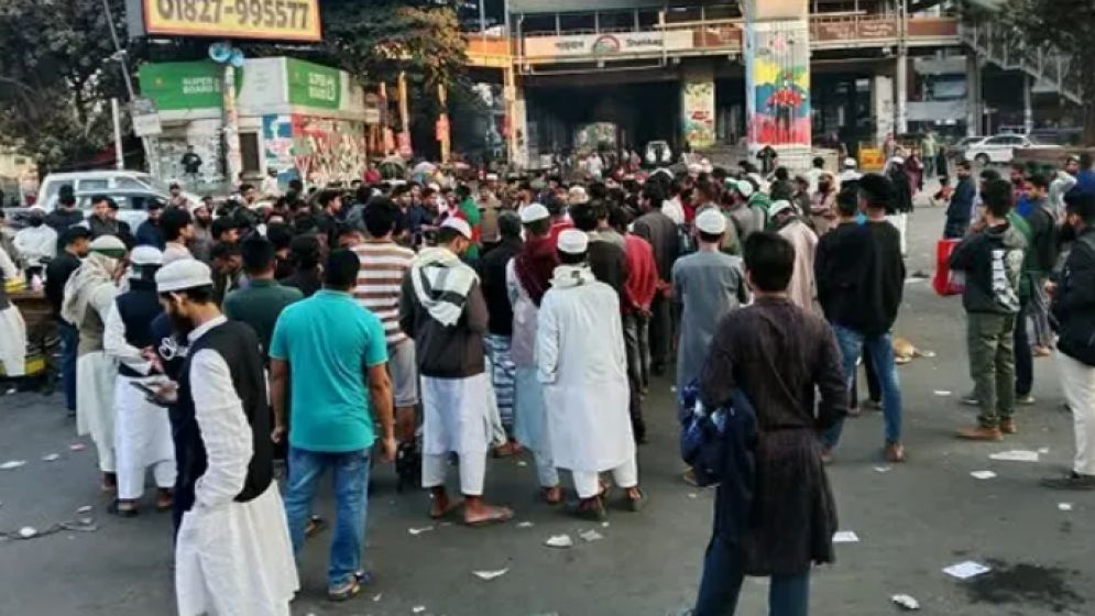হাদির মৃত্যুর প্রতিবাদে রাজধানীর শাহবাগ মোড় অবরোধ, যান চলাচল বন্ধ