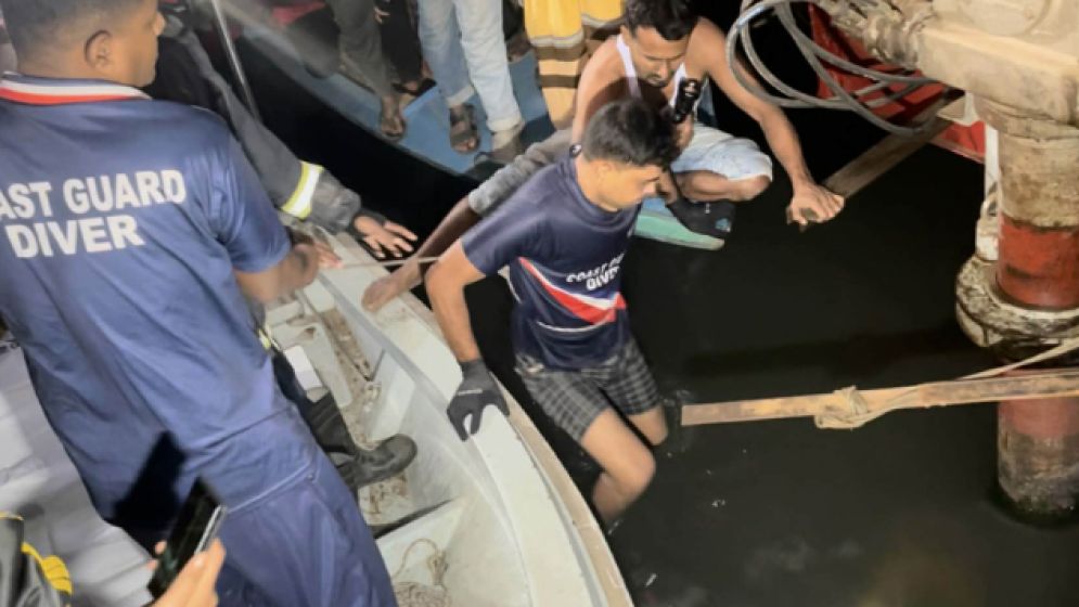 ফেরি থেকে ট্রাকসহ পাঁচ গাড়ি ধলেশ্বরীতে, ৩ মৃত্যু