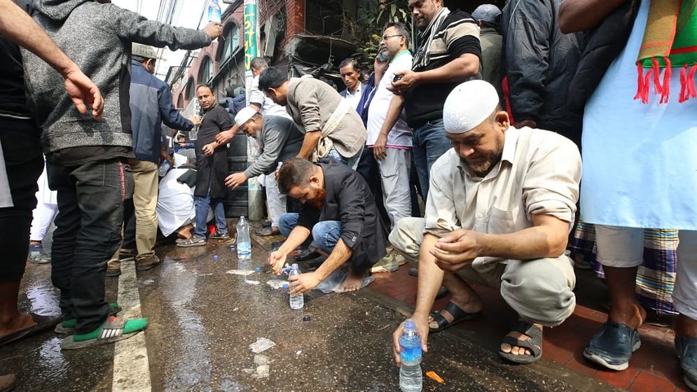 খামারবাড়িতেও মানুষের ঢল, অজু করছেন অনেকে