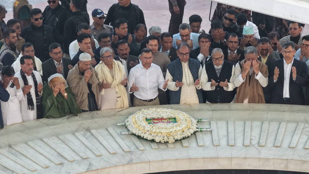 বাবার কবর জিয়ারত করলেন তারেক রহমান