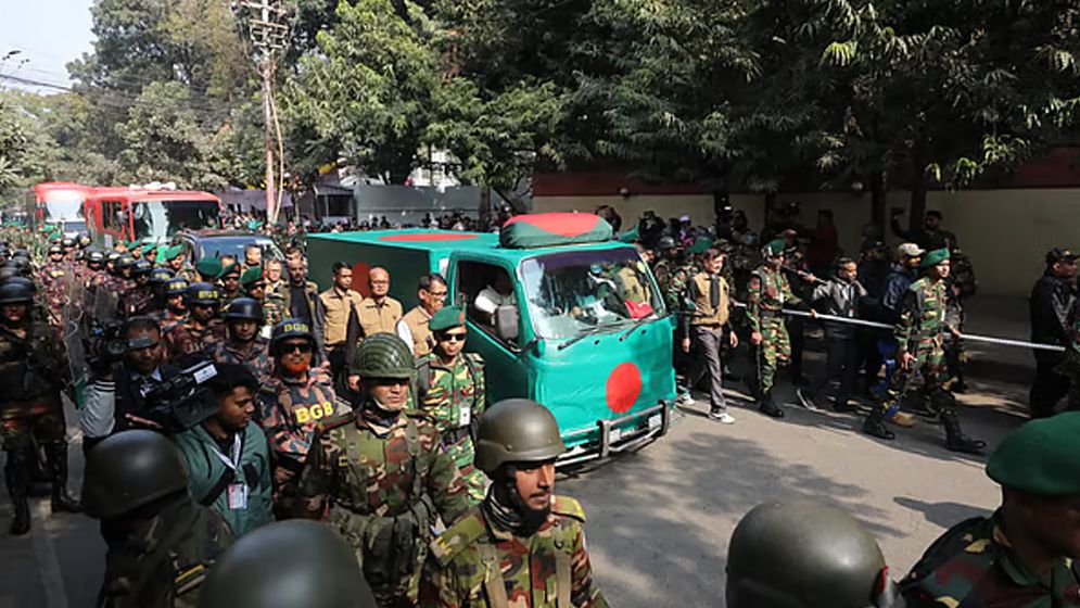 পতাকায় মোড়ানো গাড়িতে মানিক মিয়া অ্যাভিনিউয়েতে নেওয়া হচ্ছে খালেদা জিয়ার মরদেহ