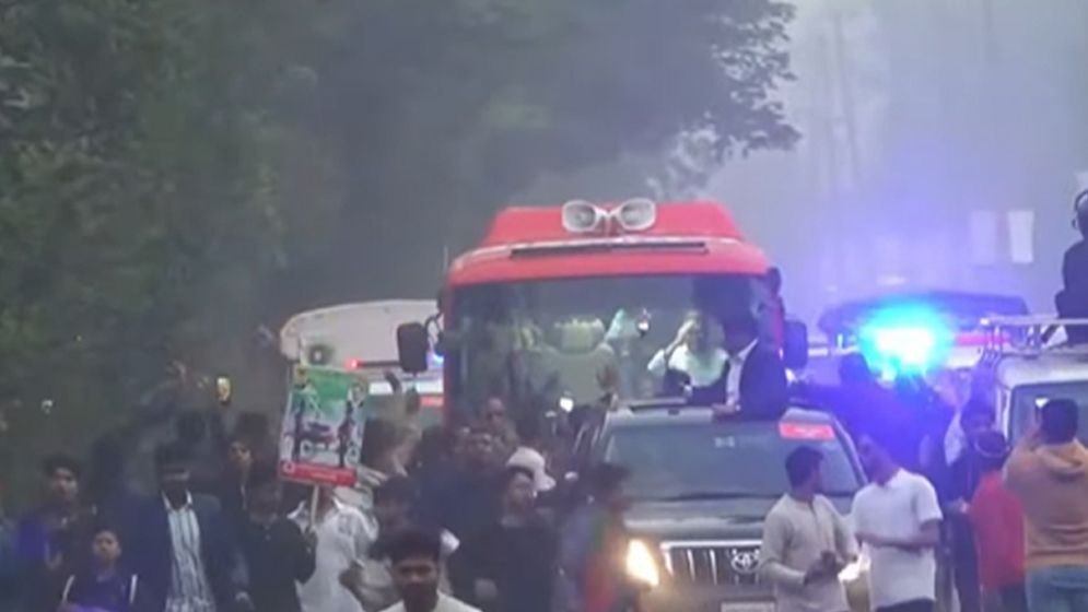 বাবার কবর জিয়ারত শেষে স্মৃতিসৌধে যাচ্ছেন তারেক রহমান