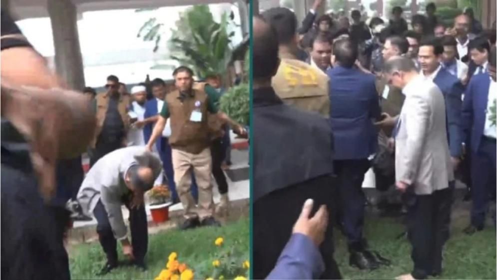 জুতা খুলে দেশের মাটি স্পর্শ করলেন তারেক রহমান