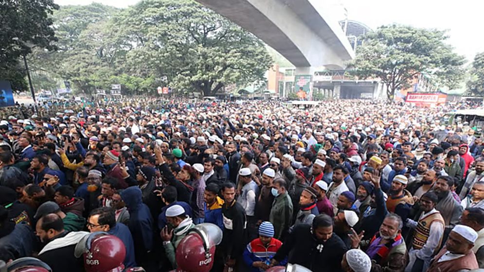 জানাজায় যোগ দিতে মানুষের ঢল