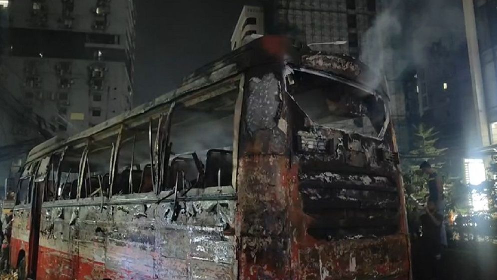 রাজধানীতে চলন্ত বাসে আগুন