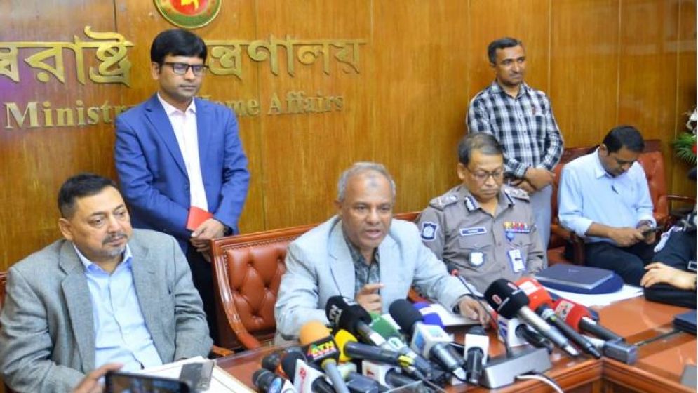 বাংলাদেশে কারও কোনো নিরাপত্তা ঝুঁকি নেই: স্বরাষ্ট্র উপদেষ্টা