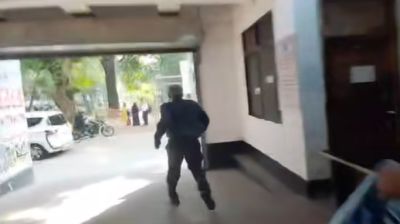 ঢাবি শিক্ষক দৌড়ে পালালেন ডাকসু নেতার ধাওয়া খেয়ে