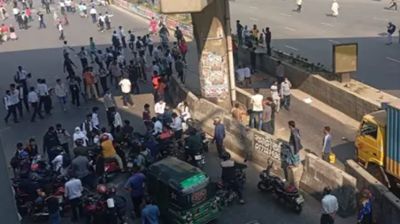 ফার্মগেট এলাকায় তেজগাঁও কলেজের শিক্ষার্থীদের সড়ক অবরোধ