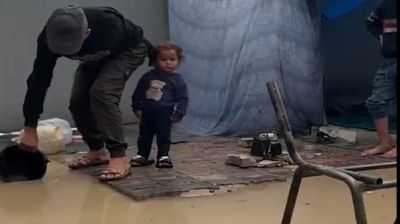 গাজায় টানা ভারী বৃষ্টিতে হাজার হাজার তাঁবু ডুবে গেছে, লক্ষাধিক ফিলিস্তিনি মানবিক বিপর্যয়ে