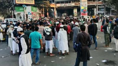 হাদির মৃত্যুর প্রতিবাদে রাজধানীর শাহবাগ মোড় অবরোধ, যান চলাচল বন্ধ