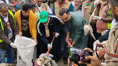 গণসংবর্ধনার পর ৩০০ ফিট সড়কের বর্জ্য অপসারণ করল বিএনপি