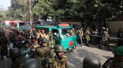পতাকায় মোড়ানো গাড়িতে মানিক মিয়া অ্যাভিনিউয়েতে নেওয়া হচ্ছে খালেদা জিয়ার মরদেহ