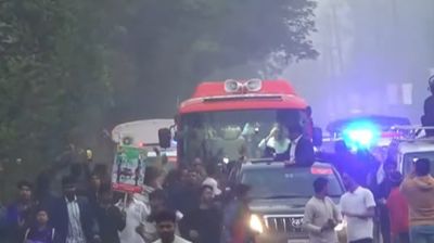 বাবার কবর জিয়ারত শেষে স্মৃতিসৌধে যাচ্ছেন তারেক রহমান