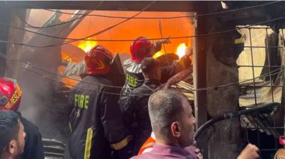 লালবাগে প্লাস্টিক গুদামে আগুন, নিয়ন্ত্রণে ১০ ইউনিট