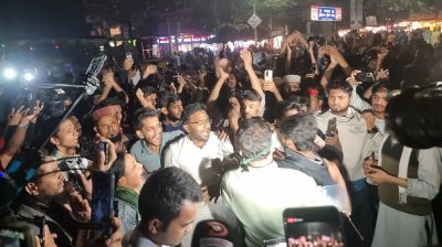 শাহবাগ মোড়ে অবস্থান নিয়ে ছাত্র-জনতার হাদি হাদি স্লোগান