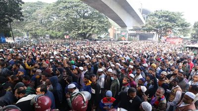 জানাজায় যোগ দিতে মানুষের ঢল