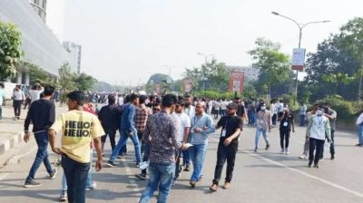 মোবাইল ফোন ব্যবসায়ীদের সড়ক অবরোধ