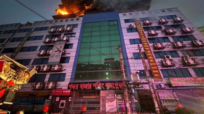গুলিস্তানে ভবনের ছাদে গুদামে আগুন, নিয়ন্ত্রণে ৯ ইউনিট