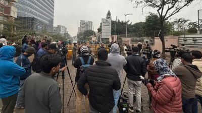 খালেদা জিয়ার মৃত্যুর খবরে হাসপাতালের সামনে নেতাকর্মীদের ভিড়