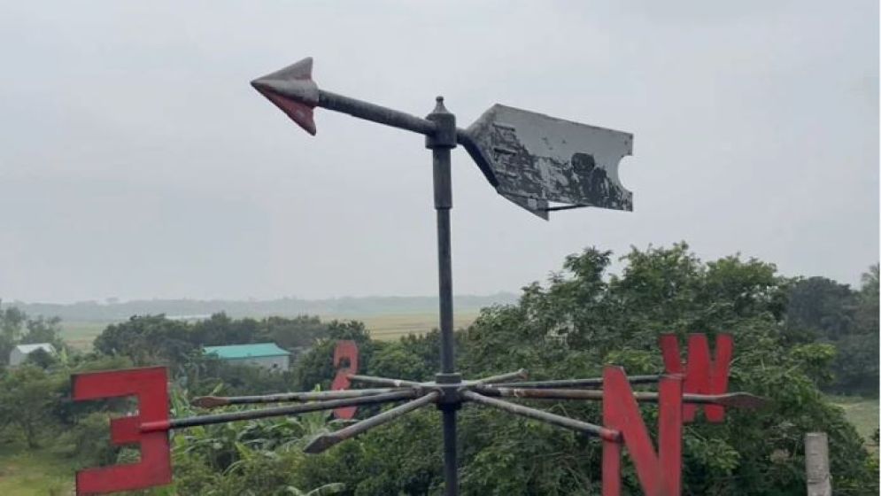 ঘন কুয়াশা ও হিমেল হাওয়ায় জেঁকে বসেছে শীত, কবে মিলবে সূর্যের দেখা?