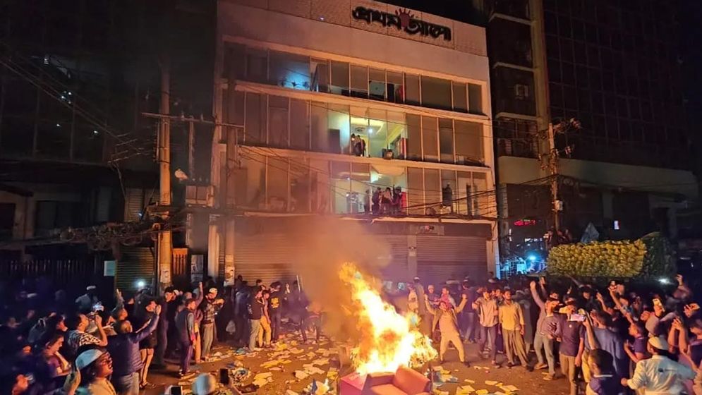 প্রথম আলো ও ডেইলি স্টার অফিসে হামলা-ভাঙচুর