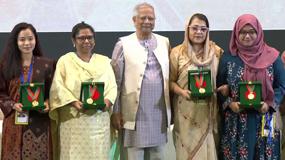 চার নারীর হাতে বেগম রোকেয়া পদক তুলে দিলেন প্রধান উপদেষ্টা
