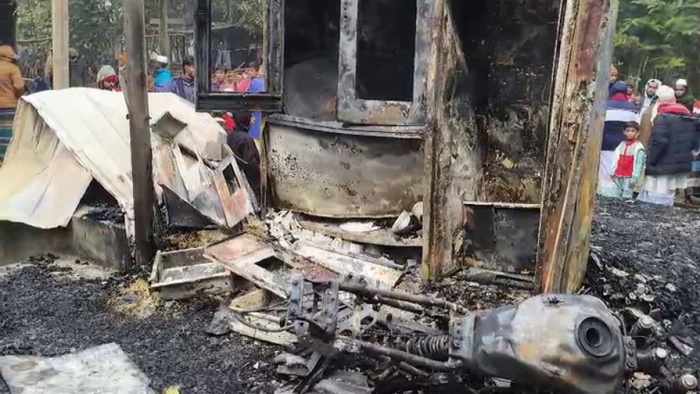 লক্ষ্মীপুরে বিএনপি নেতার ঘরে অগ্নিসংযোগ, দগ্ধ হয়ে ঘুমন্ত শিশু নিহত
