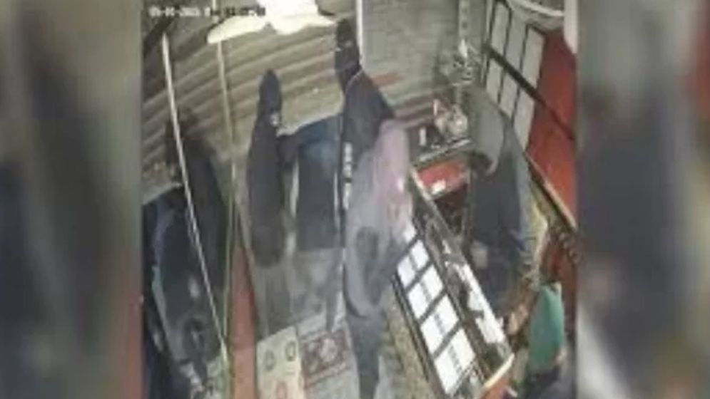 মোহাম্মদপুরে জুয়েলারি দোকান থেকে ৬৭০ ভরি স্বর্ণ-রুপা লুটের অভিযোগ