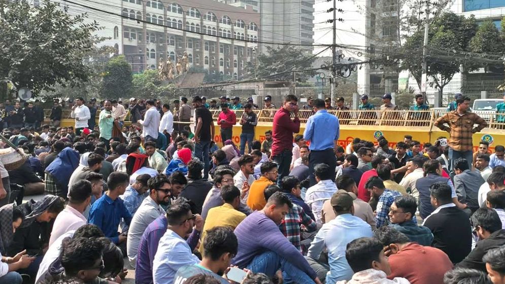 তিন ইস্যুতে দ্বিতীয় দিনের মতো ছাত্রদলের ইসি ঘেরাও