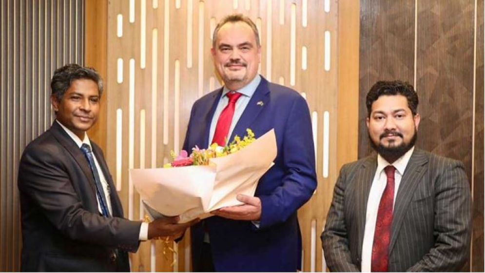 ঢাকায় পৌঁছেছেন নতুন মার্কিন রাষ্ট্রদূত ক্রিস্টেনসেন