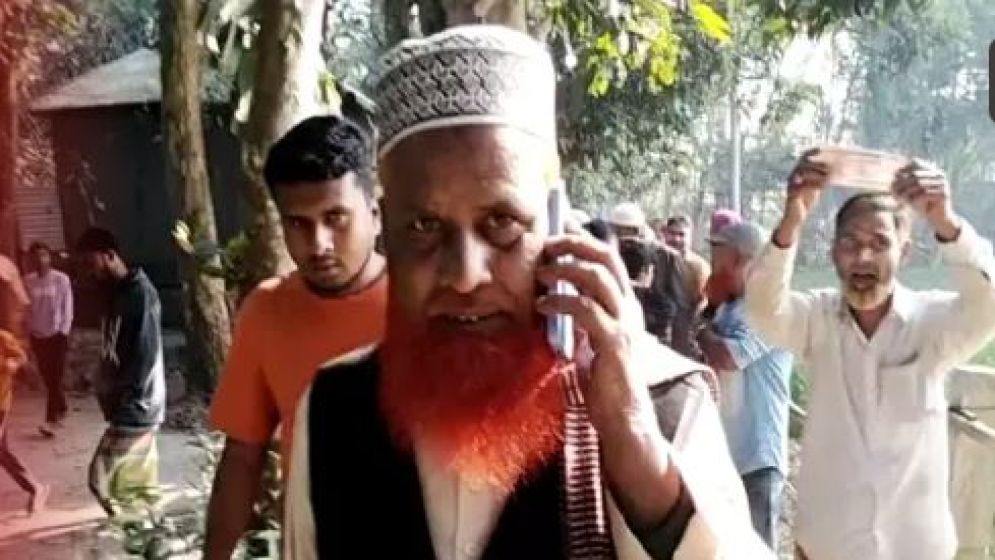 ভোটারদের মাঝে নগদ টাকা বিতরণের অভিযোগ, জামায়াত নেতাকে ঘিরে উত্তেজনা