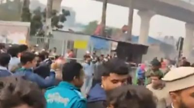 রাজধানীর ফার্মগেট এলাকায় সাকিবুল হত্যার বিচার দাবিতে সড়ক অবরোধ শিক্ষার্থীদের