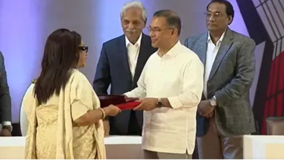 গুণীজনদের হাতে রাষ্ট্রের সর্বোচ্চ বেসামরিক সম্মাননা ‘একুশে পদক ২০২৬’ তুলে দিয়েছেন প্রধানমন্ত্রী