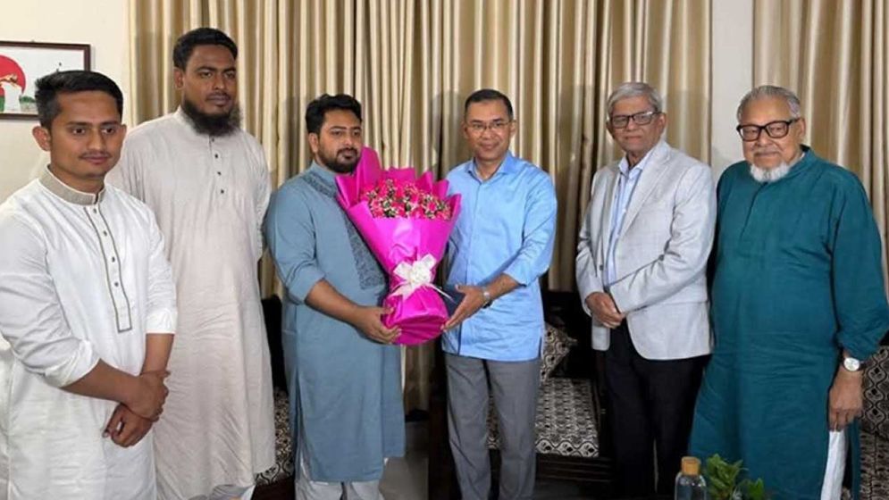 নাহিদ ইসলামের বাসায় তারেক রহমান