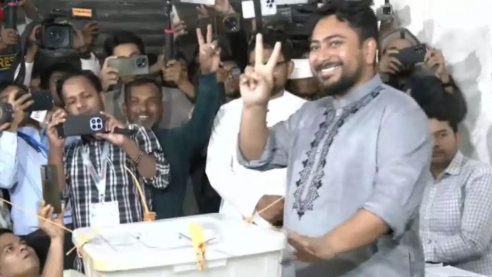 ভোট দিলেন নাহিদ ইসলাম