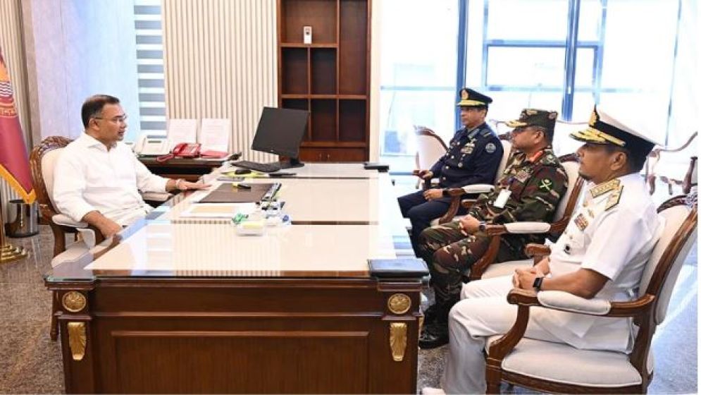 প্রধানমন্ত্রীর সঙ্গে তিন বাহিনী প্রধানের সাক্ষাৎ