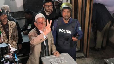 বাবার কবর জিয়ারত শেষে ভোট দিলেন মির্জা ফখরুল