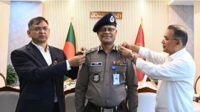 নতুন আইজিপিকে র‍্যাংক ব্যাজ পরিয়ে দিলেন প্রধানমন্ত্রী