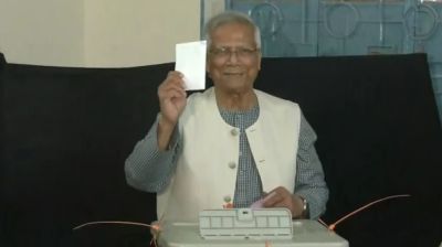 ভোট দেওয়া শেষে সবাইকে  ‘ঈদ মোবারক’ জানান প্রধান উপদেষ্টা