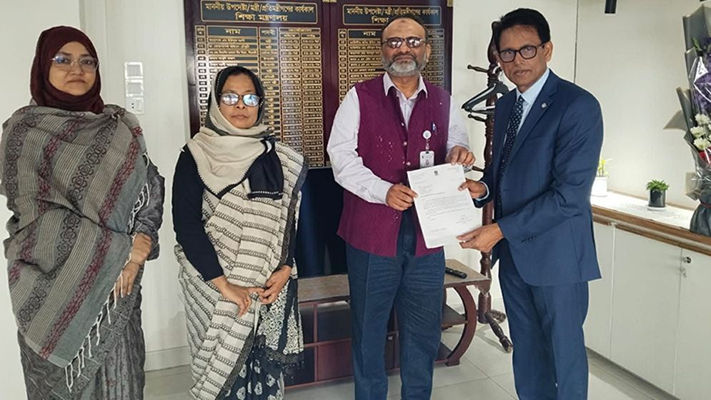 শিক্ষামন্ত্রীর কাছে পদত্যাগপত্র দিলেন ঢাবি উপাচার্য
