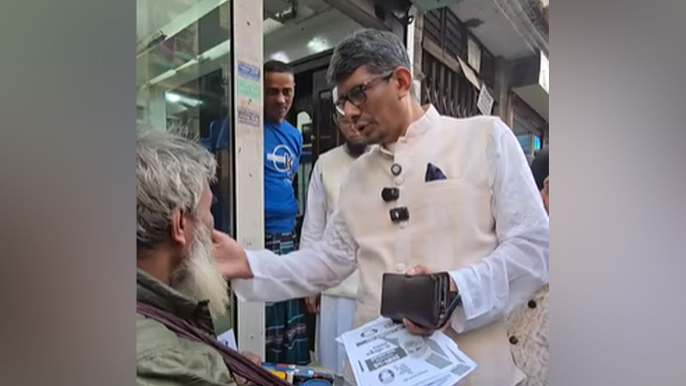 জামায়াত আমিরের আসনে প্রচারণায় টাকা দিয়ে বিতর্কে ব্যারিস্টার শাহরিয়ার