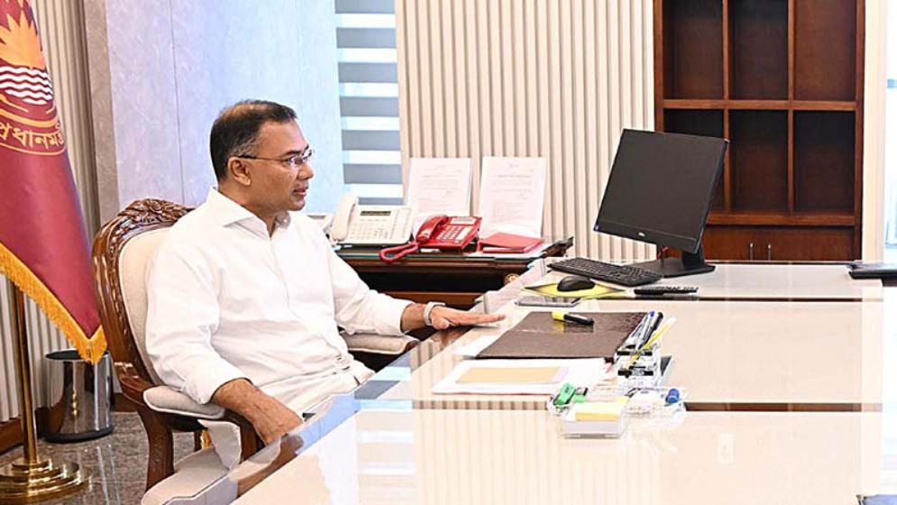 প্রতিশ্রুতি অনুযায়ী সিগন্যাল মেনেই অফিস করছেন প্রধানমন্ত্রী