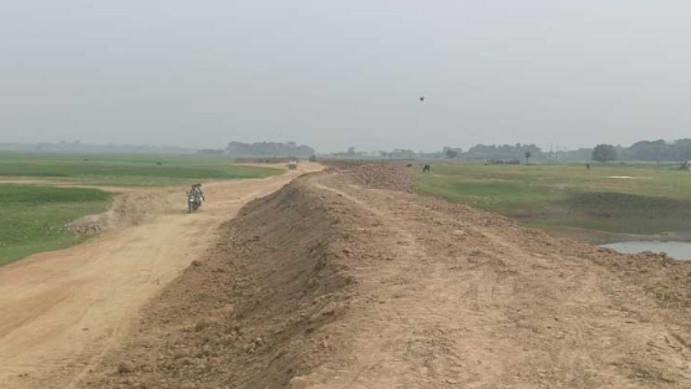 হাওরাঞ্চলে বোরো ফসলরক্ষা বাঁধ সম্পন্ন হয়নি, কৃষকের উদ্বেগ