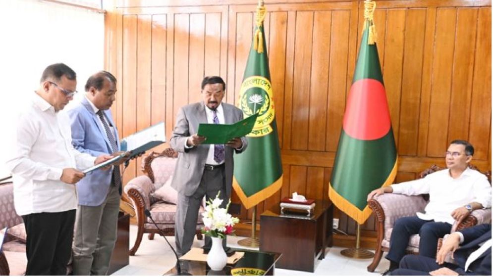 প্রধানমন্ত্রীর উপস্থিতিতে নবনির্বাচিত দুই এমপির শপথ গ্রহণ