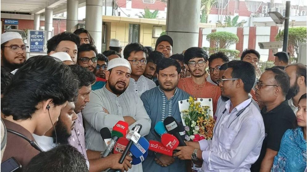 ড. ইউনূসকে রাজপথে নেমে আন্দোলন করতে বললেন নাহিদ