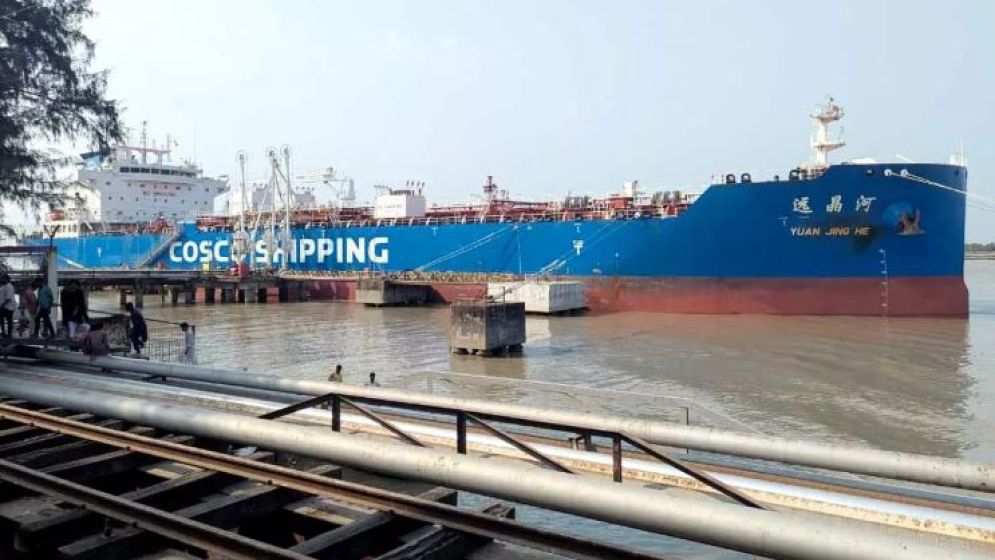 ৩৪ হাজার টন ডিজেল নিয়ে চট্টগ্রাম বন্দরে তেলবাহী ট্যাংকার জাহাজ